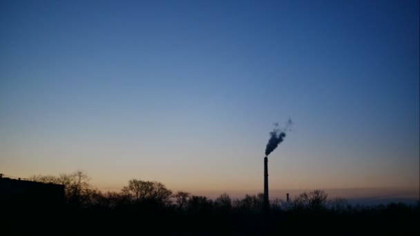 日の出時間経過空と煙ラトビア 4 k 移動雲発電所管 — ストック動画