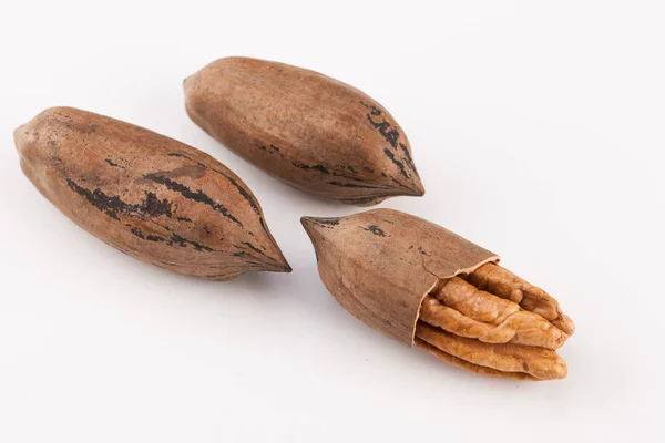 Орехи орехи орехи орехи изолированы на белом фоне — стоковое фото
