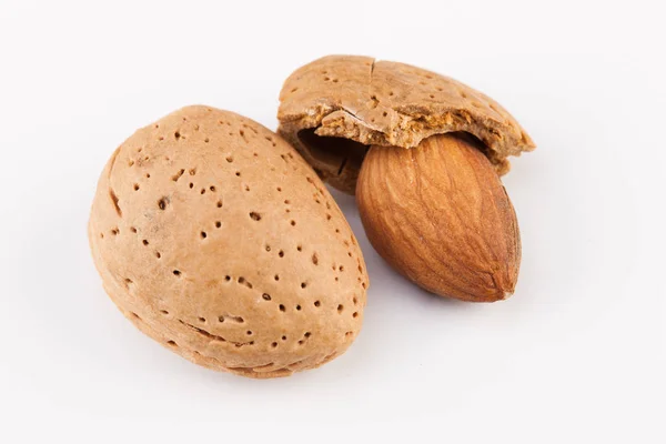 Nueces enteras de almendras aisladas sobre fondo blanco — Foto de Stock