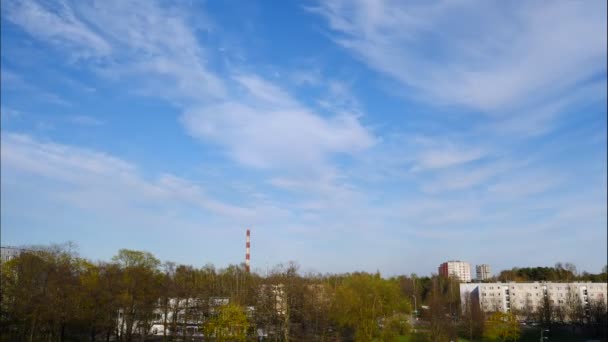 Východ slunce čas zanikla oblohy a pohybující mraky elektrárna potrubí s kouře Lotyšsko 4k — Stock video