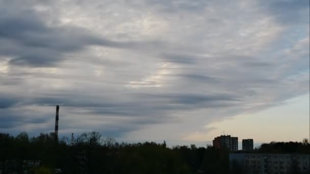 Napkelte idő eltelt Sky és a mozgó felhők erőmű cső, füst Lettország 4k — Stock videók
