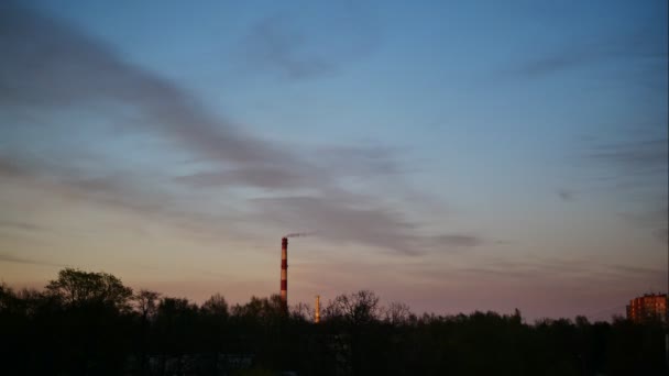 Sunrise Time Lapse Cielo y nubes móviles Tubo de la central eléctrica con humo Letonia 4K — Vídeos de Stock