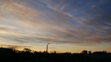 Gündoğumu zaman atlamalı gökyüzü ve hareketli bulutlar santral boru duman Letonya 4k ile