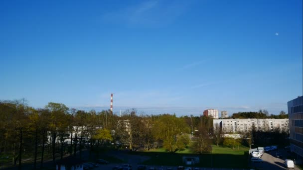 Sunrise Time Lapse Sky e nuvens em movimento Power Plant pipe com fumaça Latvia 4K — Vídeo de Stock