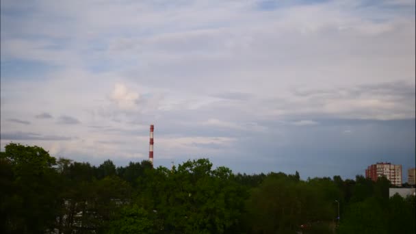 Ηλιοβασίλεμα ώρα λήξη ουρανό και κινούμενα σύννεφα σταθμού σωλήνα με καπνό Λετονία 4k — Αρχείο Βίντεο