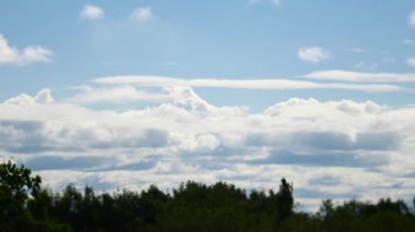 Zaman atlamalı gökyüzü ve hareketli bulutlar güç Letonya 4k