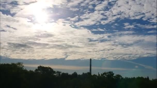 Günbatımı zaman atlamalı gökyüzü ve hareketli bulutlar santral boru duman Letonya 4k ile — Stok video