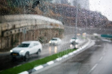 Yağmur ile araba pencerelerden bulanık sokak sahne bırak