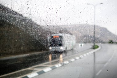 Yağmur ile araba pencerelerden bulanık sokak sahne bırak