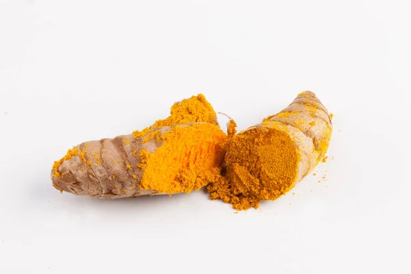 Radici di curcuma isolate su sfondo bianco — Foto Stock