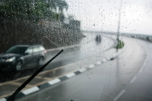 透过车窗与雨滴模糊的街道场景 — 图库照片