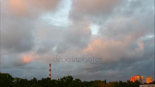 Solnedgång tiden förfaller himmel och rörliga moln kraftverk Lettland 4k — Stockvideo
