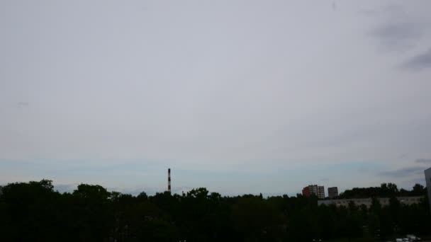Günbatımı zaman atlamalı gökyüzü ve hareketli bulutlar santral Letonya 4k — Stok video