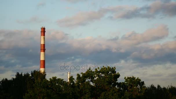 Sunset Time Lapse Sky e nuvens em movimento Power Plant Latvia 4K — Vídeo de Stock