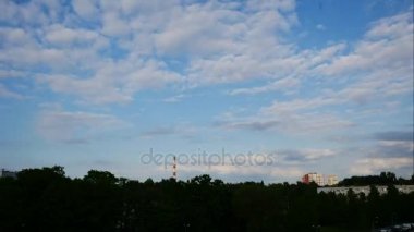 Günbatımı zaman atlamalı gökyüzü ve hareketli bulutlar santral Letonya 4k