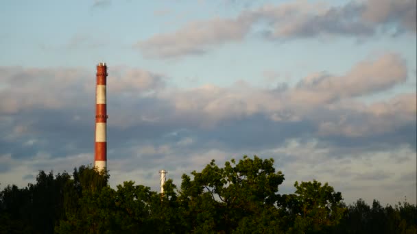 Zeitraffer bei Sonnenuntergang Himmel und Wolken Kraftwerk Lettland 4k — Stockvideo