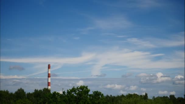 Solnedgång tiden förfaller himmel och rörliga moln kraftverk Lettland 4k — Stockvideo