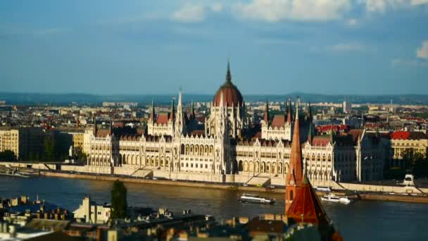 Blick auf Donau und Parlamentsgebäude, Budapest, Ungarn — Stockvideo