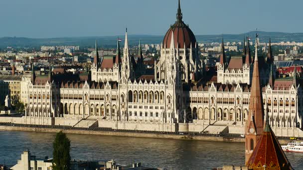 Pohled na řeku Dunaj a budovy parlamentu, Budapešť, Maďarsko — Stock video