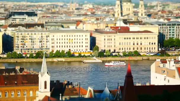 Blick auf Donau und Parlamentsgebäude, Budapest, Ungarn — Stockvideo