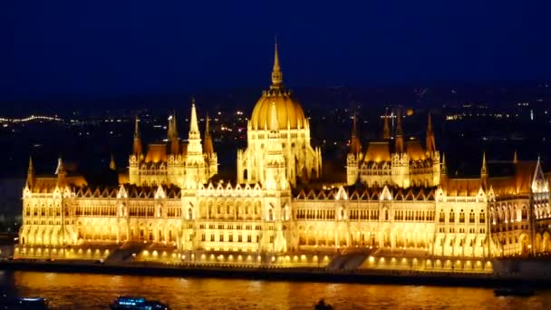 Vue imprenable sur la nuit Danube - Parlement à Budapest, Hongrie — Video