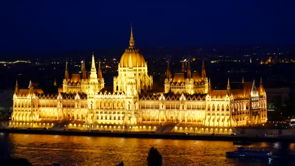 Muhteşem gece görünümü nehir Tuna - Budapeşte, Macaristan Parlamentosu — Stok video