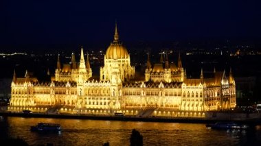 Muhteşem gece görünümü nehir Tuna - Budapeşte, Macaristan Parlamentosu