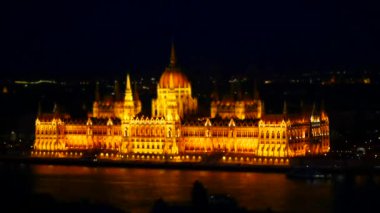 Muhteşem gece görünümü nehir Tuna - Budapeşte, Macaristan Parlamentosu