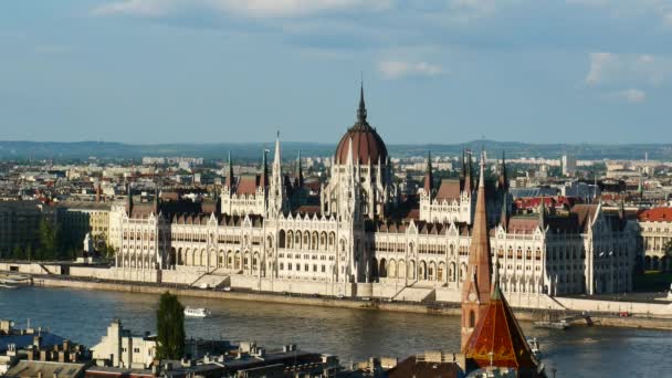 Uitzicht op Donau rivier en Parlementsgebouw, Budapest, Hongarije — Stockvideo