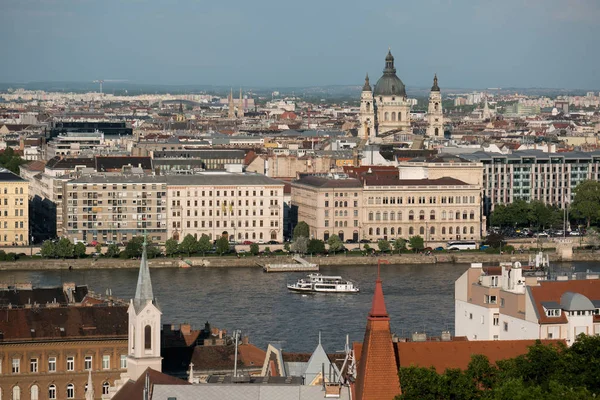 Vue sur le Danube et l'édifice du Parlement, Budapest, Hongrie — Photo