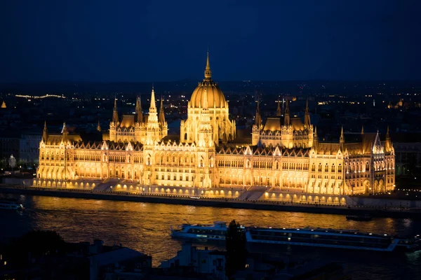 Vue sur le Danube et l'édifice du Parlement, Budapest, Hongrie — Photo