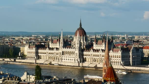 Вид на реку Дунай и здание парламента, Будапешт, Венгрия — стоковое видео