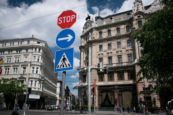 Vista de sinais de rua, Budapeste, Hungria — Fotografia de Stock