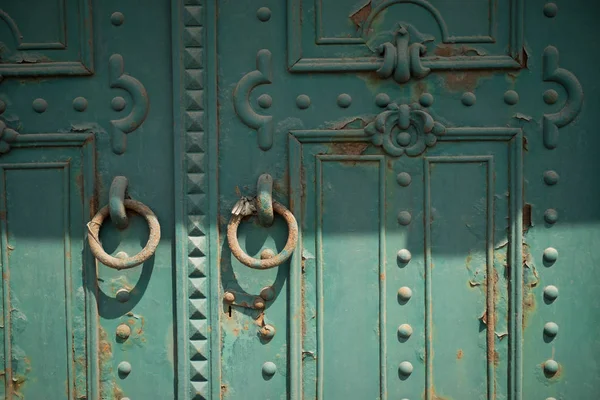 Vecchia porta ruggine metall per le strade di Budapest Ungheria — Foto Stock