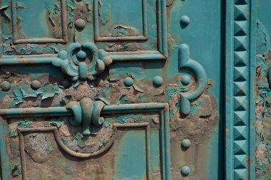 Eski kapı pas metal Budapeşte sokaklarında