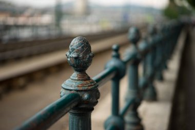 Budapest Chain bridge yakınındaki eski metal çit