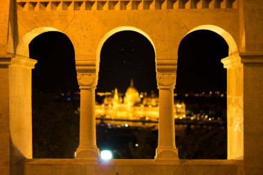Gece kemer View'deki Tuna Nehri ve Parlemento Binası, Budapeşte, Macaristan