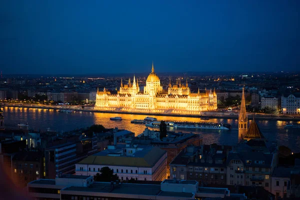 Vue de nuit sur le Danube et l'édifice du Parlement, Budapest, Hongrie — Photo
