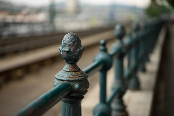 Old metall fence near Chain bridge in Budapest — Stock Photo, Image