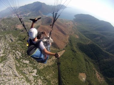 Laguna yamaç paraşütü tandem yukarıda gökyüzünde uçmak