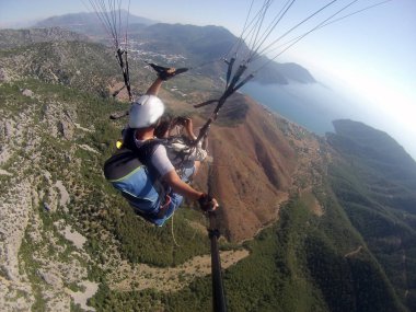Laguna yamaç paraşütü tandem yukarıda gökyüzünde uçmak
