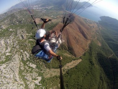 Laguna yamaç paraşütü tandem yukarıda gökyüzünde uçmak