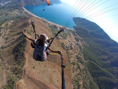 Laguna yamaç paraşütü tandem yukarıda gökyüzünde uçmak