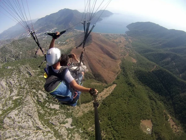 Létat na obloze nad laguna Paragliding tandem — Stock fotografie
