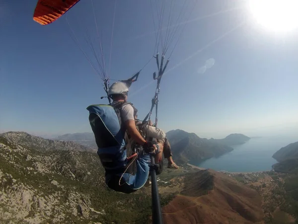 Laguna yamaç paraşütü tandem yukarıda gökyüzünde uçmak