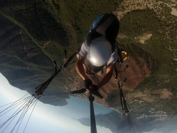 Laguna yamaç paraşütü tandem yukarıda gökyüzünde uçmak
