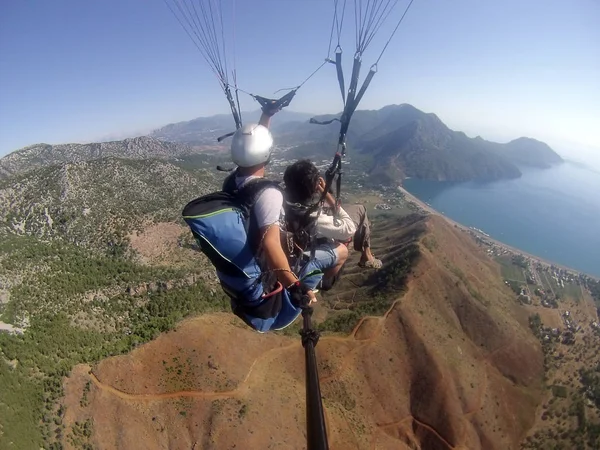 Laguna yamaç paraşütü tandem yukarıda gökyüzünde uçmak