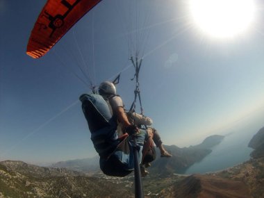 Adrasan, Türkiye - 27 Haziran 2017: Paraglaiding sinek laguna yukarıda