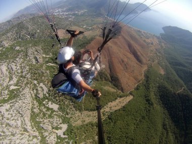 Adrasan, Türkiye - 27 Haziran 2017: Paraglaiding sinek laguna yukarıda