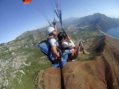 Adrasan, Türkiye - 27 Haziran 2017: Paraglaiding sinek laguna yukarıda